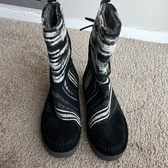 Toms Black and Gray Winter Boots - Picture 8 of 10